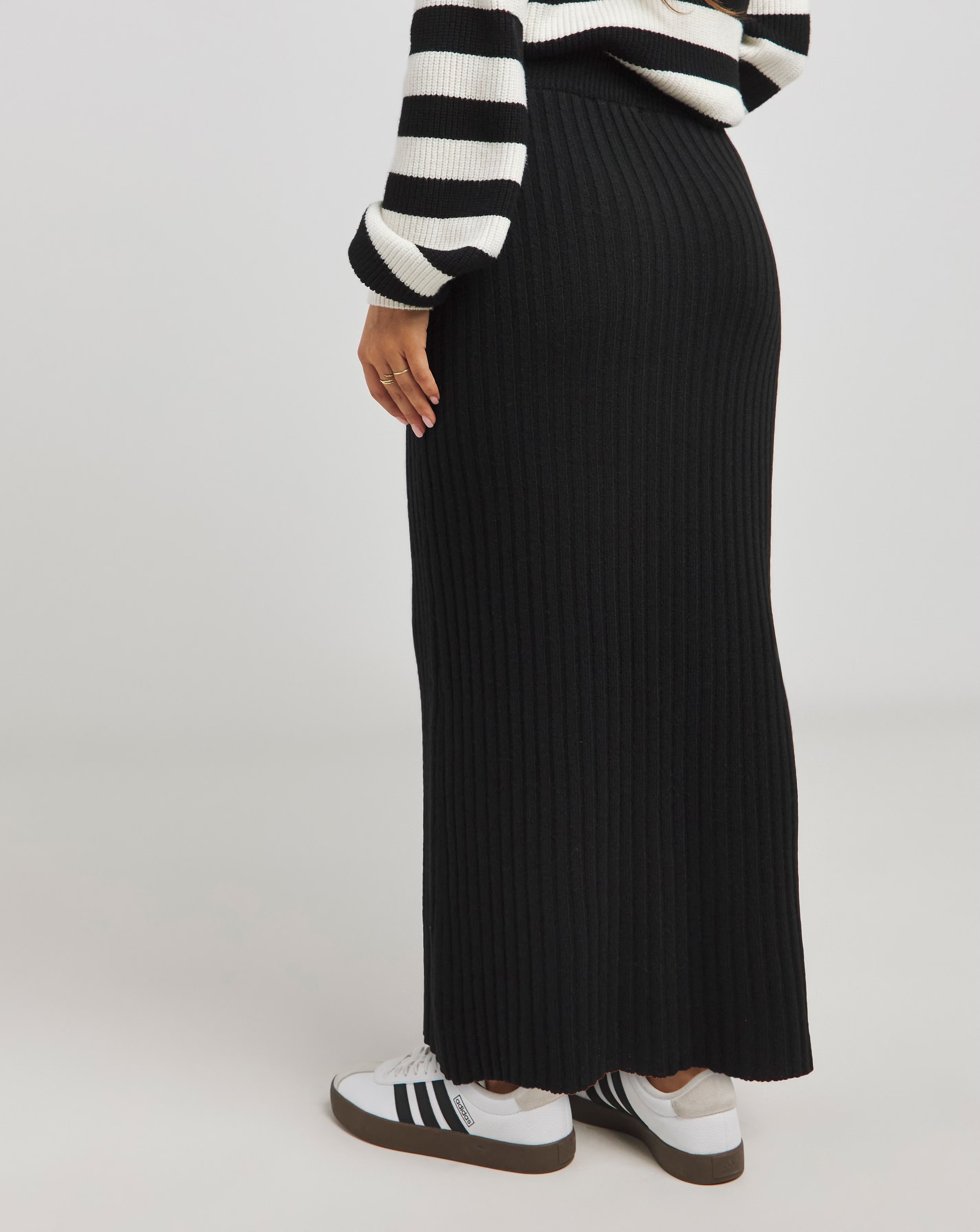 98213-black-knitted-maxi-skirt-1.webp